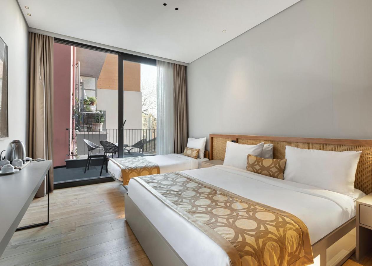 Dreibettzimmer mit Balkon
